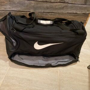 Nike Brasilia 9.5 Large Duffel Bag – 95L (Black/White) — Needs Zipper Repair